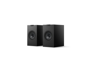 KEF Q1 META enceinte bibliothèque hi-fi finition noir, paire vue de trois quarts avec driver Uni-Q coaxial