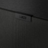 KEF Q4 META enceinte surround, détail logo KEF sur grille tissu noir et finition coffret