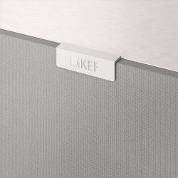 KEF Q4 META enceinte surround, détail logo KEF et finition tissu gris sur caisson blanc