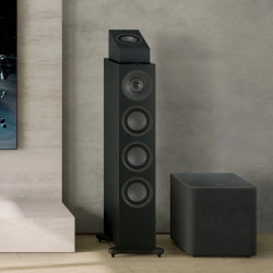 KEF Q8 META enceinte Atmos noire posée sur colonne Q11 avec caisson de basses