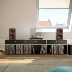 KEF Q-Concerto META enceintes noyer en situation salon avec platine vinyle et collection disques