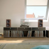 KEF Q-Concerto META enceintes noyer en situation salon avec platine vinyle et collection disques