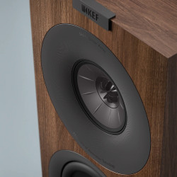 KEF Q-Concerto META gros plan driver Uni-Q coaxial et logo KEF finition noyer