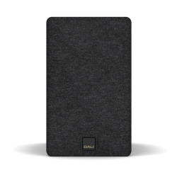 DALI KUPID enceinte bibliothèque noire, vue de face avec grille tissu foncé et logo