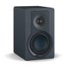 DALI KUPID enceinte bibliothèque HI-FI bleue, vue trois quarts sans grille tweeter et woofer apparents