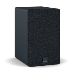 DALI KUPID enceinte bibliothèque HI-FI bleue, vue trois quarts avec cache tissu noir et logo
