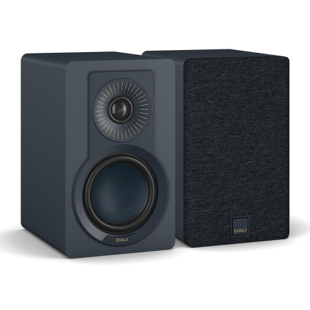 DALI KUPID enceinte bibliothèque HI-FI bleue, paire vue trois quarts avec et sans cache tissu
