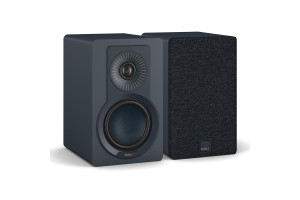 DALI KUPID enceinte bibliothèque HI-FI bleue, paire vue trois quarts avec et sans cache tissu