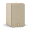 DALI KUPID (à l'unité) (Finition : Caramel) enceinte bibliothèque, vue trois quarts avec cache tissu beige