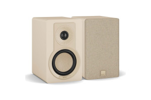 DALI KUPID (à l'unité) (Finition : Caramel) enceinte bibliothèque HI-FI, paire vue trois quarts avec et sans cache tissu