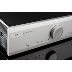 Musical Fidelity M6s PRE préamplificateur argent, vue trois quarts façade latérale logo M6 PRE et molette volume