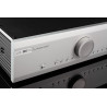 Musical Fidelity M6s PRE préamplificateur argent, vue trois quarts façade latérale logo M6 PRE et molette volume