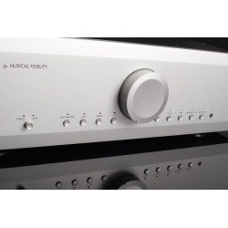 Musical Fidelity M6s PRE préamplificateur argent, gros plan façade boutons Power Mute USB Phono entrées balancées