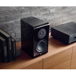 YAMAHA NS600A enceinte bibliothèque en situation sur meuble avec amplificateur Yamaha