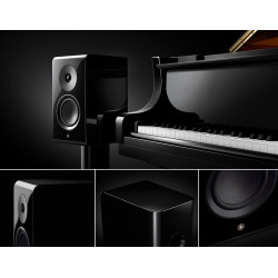 YAMAHA NS600A enceinte bibliothèque mise en situation avec piano à queue et caisson de basses