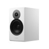 DYNAUDIO EMIT 20 enceinte bibliothèque blanc satin, vue trois quarts avant sans grille de protection