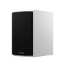 DYNAUDIO EMIT 20 enceinte bibliothèque blanc satin, vue trois quarts avec grille tissu noire montée