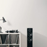 DYNAUDIO EMIT 30 colonne finition noyer en situation près d'une platine vinyle et bibliothèque