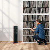 DYNAUDIO EMIT 30 enceinte colonne noyer dans pièce d'écoute avec discothèque vinyles