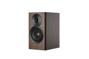 DYNAUDIO FOCUS 10 enceinte bibliothèque connectée finition noyer, vue trois quarts tweeter et woofer apparents