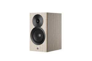 DYNAUDIO FOCUS 10 enceinte bibliothèque connectée chêne clair, vue trois quarts face tweeter et woofer apparents