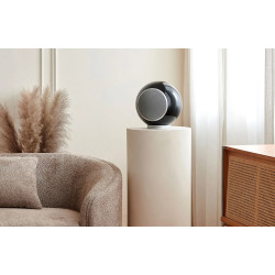 ELIPSON PLANET L PERFORMANCE noir en situation sur colonne, salon avec fauteuil et pampa