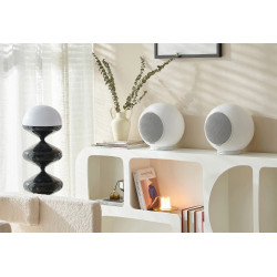 ELIPSON PLANET L PERFORMANCE paire d'enceintes blanc mat en situation sur meuble de salon lumineux
