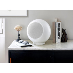 ELIPSON PLANET L PERFORMANCE blanc mat posée sur commode en marbre, ambiance décoration
