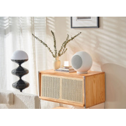 ELIPSON PLANET L PERFORMANCE enceinte blanc mat sur buffet en bois clair, mise en scène salon