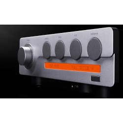 QUAD QUAD 3 amplificateur intégré, gros plan écran orange affichage MQA et boutons de réglage