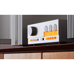 QUAD QUAD 33 préamplificateur HI-FI, mise en situation sur meuble bois entre enceintes colonnes