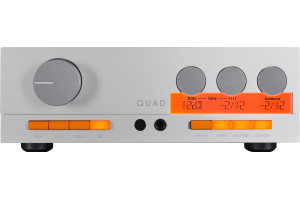QUAD QUAD 33 préamplificateur HI-FI, vue de face finition argent avec afficheur orange et touches lumineuses