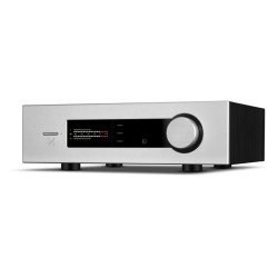 QUAD PLATINA INTEGRATED amplificateur argent, vue trois quarts avec vumètres stéréo à l'écran