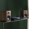 TRIANGLE LN01A paire d'enceintes Bluetooth châtaignier avec platine vinyle sur meuble, mise en situation