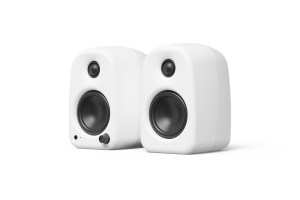 KANTO UKI (la paire) finition blanche, enceintes Bluetooth actives vue de trois quarts avec tweeter et woofer