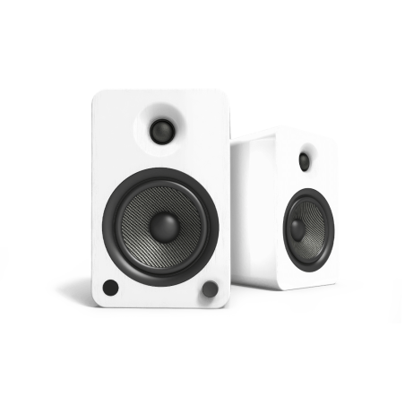 KANTO YU6 paire enceintes Bluetooth bibliothèque finition blanche, vue de trois quarts woofer et tweeter apparents