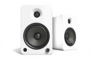 KANTO YU6 paire enceintes Bluetooth bibliothèque finition blanche, vue de trois quarts woofer et tweeter apparents