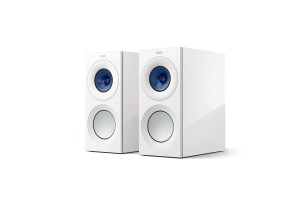 KEF REFERENCE 1 META enceintes bibliothèque finition blanc et bleu, paire vue de trois quarts avec radiateur passif
