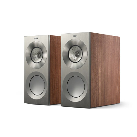 KEF Reference 1 Meta enceintes bibliothèque, paire finition noyer et façade argent vue trois quarts