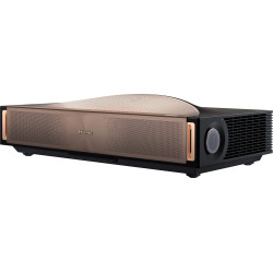 HISENSE L9Q projecteur ultra courte focale, vue trois quarts avant grille tweeter et façade cuivre