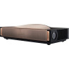 HISENSE L9Q projecteur ultra courte focale, vue trois quarts avant grille tweeter et façade cuivre
