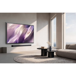 SAMSUNG TQ65S99H TV OLED 65 pouces, vue trois quarts mural avec visuel abstrait violet dans salon lumineux