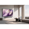 SAMSUNG TQ65S99H TV OLED 65 pouces, vue trois quarts mural avec visuel abstrait violet dans salon lumineux