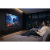 SAMSUNG TMR75R95H TV Micro RGB, scène gaming avec joueur et manette dans salon nocturne