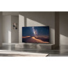SAMSUNG TMR75R95H TV 75 pouces, vue de trois quarts sur meuble béton avec paysage désertique