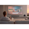 SAMSUNG TMR85R85H TV Micro RGB 85 pouces, salon avec barre de son et utilisateur sur canapé