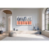 SAMSUNG The Frame 43" (43LS03H) installé au mur dans un salon lumineux avec décoration épurée