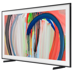 SAMSUNG The Frame 65" (65LS03H) TV QLED Lifestyle, vue trois quarts sur pieds avec peinture abstraite