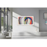 SAMSUNG The Frame 65" (65LS03H) TV QLED Lifestyle, cadre bois clair œuvre abstraite colorée au mur