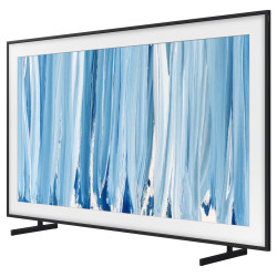 SAMSUNG The Frame 75" Pro (75LS03HW) TV MiniLED Lifestyle, vue de trois quarts sur pieds avec cadre noir